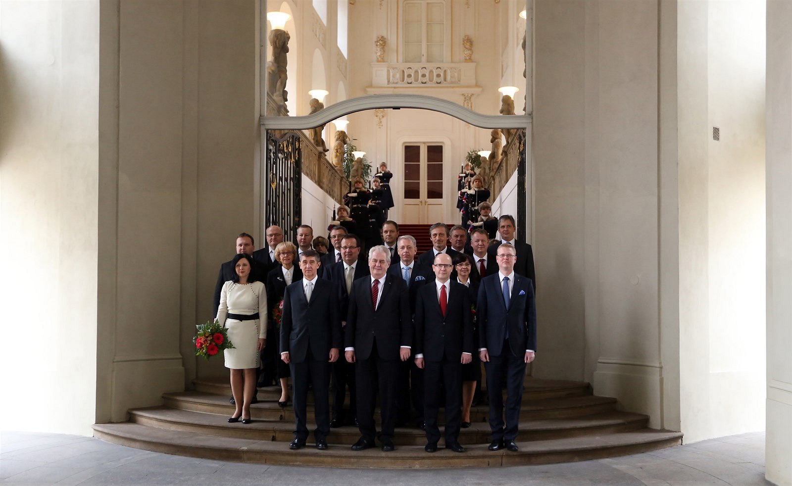 Nov� jmenovaná vláda Bohuslava Sobotky na spole�né fotografii.