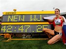 Aneka Drahotová spokojen ukazuje na tabuli s juniorským svtovým rekordem,...