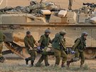 Izraeltí vojáci odnáí svého kolegu, který byl zrann v boji v Pásmu Gazy (20....