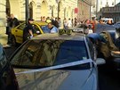 Nehoda v Hybernské ulici, kde idi BMW naboural do zaparkovaných aut. Jedno z...