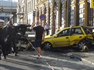 Nehoda v Hybernské ulici, kde idi BMW naboural do zaparkovaných aut. Jedno z...