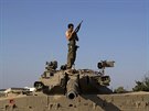 Izraelský voják u hranic s Pásmem Gazy si kontroluje svou zbra (27. ervence...