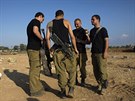 Izraeltí vojáci se baví mezi sebou ve vojenském táboe nedaleko hranice s...