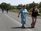 Obyvatelky východoukrajinského achtarsku prchají ped vládní ofenzivou,...