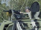 Ukrajinský prezident Petro Poroenko si prohlíí nové zbran armády bhem...