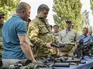 Ukrajinský prezident Petro Poroenko navtívil vojenskou základnu nedaleko...