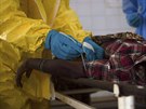 Zdravotnický personál v nemocnici v sierraleonské Kenem odebírá krev...