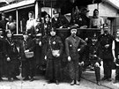 Už v roce 1916 jste mohli v tramvaji potkat první dámy na kolejích.