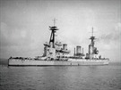 HMS Indefatigable, jeden z trojice britských bitevních kiník, které se...