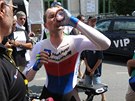 DOPLOVÁNÍ TEKUTIN. Vyerpaný Jan Bárta za cílem asovky na Tour de France.