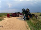 Na Brnnsku se pevrátil traktor s vlekou. Vysypalo se z ní estnáct tun...