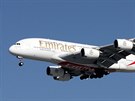 Airbus A-380 v barvách spolenosti Emirates nad letitm Paris-Charles de Gaulle
