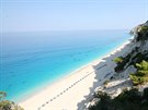 Řecký Karibik – nekonečná pláž Egremni na Lefkadě pod 150 metrů vysokým útesem