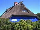 Jeden z tradiních dom na ostrov Hiddensee, Blaue Scheune (Modrá stodola)...