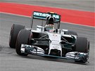Závodník Mercedesu Nico Rosberg v úvodu závodu v Nmecku poodjídí svým