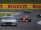 Fernando Alonso s Ferrari se veze za safety car ve Velké cen Maarska.
