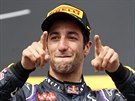 Daniel Ricciardo se raduje z vítzství ve Velké cen Maarska.