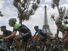 DO PAÍE. Peloton Tour de France projídí kolem Eiffelovy ve v Paíi.