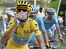 PAÍSKÉ VÍNO. Vincenzo Nibali oslavuje v prbhu závrené etapy Tour de...