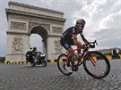 Domácí cyklista Sylvain Chavanel projídí v poslední etap Tour de France kolem...