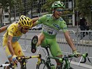 ZABLBNEM SI. lutý Vincenzo Nibali se v prbhu poslední etapy Tour de France...