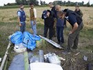 Vyetovatelé OBSE prohlíejí trosky Boeingu 777 blízko vsi Petropavlivka....