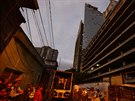 Obyvatelé mrakodrapu jsou zapálení pívrenci Huga Cháveze, který v beznu 2013...