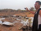 Snímek, který agenturám poskytla armáda Burkiny Faso, ukazuje trosky letounu...