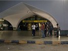 Libyjtí rebelové z msta Zintán stojí ped vchodem do letitního terminálu...