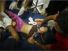 Dívka zranná pi izraelském náletu na kolu provozovanou OSN (24. 7. 2014).