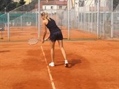 Tenistka Nicole Vaidiov zkou servis