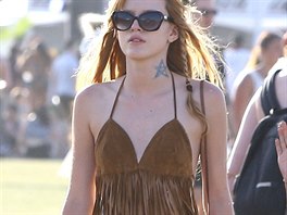 Dotaený vzhled zvolila na festivalu Coachella hereka a zpvaka Bella Thorne....