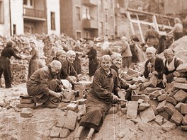 Odklízení trosek po náletu v roce 1944