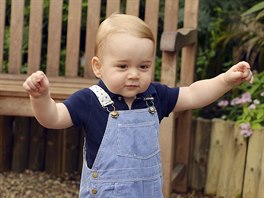 Princ George  začal sám chodit ještě před prvními narozeninami (2014).