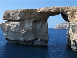 Působivé Azurové okno na pobřeží u ostrova Gozo
