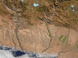 Vlevo na satelitním snímku z kvtna 2014 se v peruánských Andách klikatí kaon ...