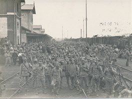Vojci 11. praporu ekaj na ndra v Jaromi pi odjezdu domobrany 17. srpna...