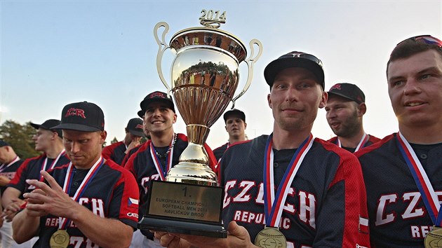 et softbalist vyhrli v domcm prosted mistrovstv Evropy a hrd pzovali s trofej.