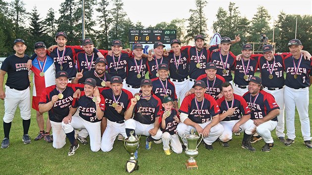 et softbalist vyhrli v domcm prosted mistrovstv Evropy a hrd pzovali s trofej.