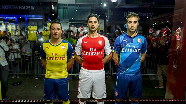 Arsenal s velkou slvou pedstavil nov dresy. Zleva Santi Cazorla, Mikel Arteta a Mathieu Flamini.