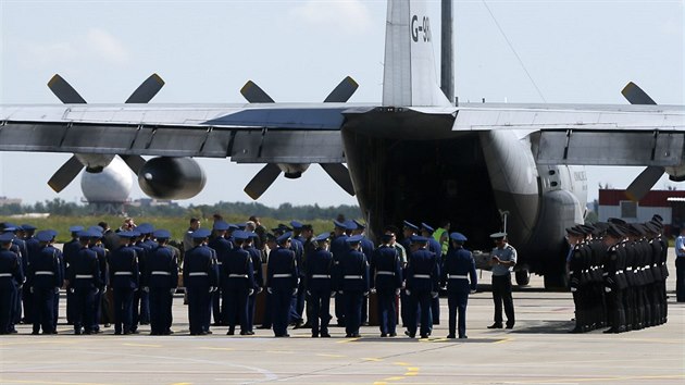 Ceremonie pobl letadla, kter doprav ostatky obt zcen malajsijskho boeingu do Nizozemska (23. ervence 2014).