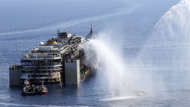 Costa Concordia se vydala na svou posledn cestu do Janova (23. ervence 2014).