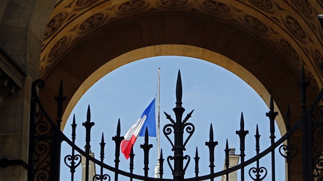 Ve Francii vlaj vlajky na pl erdi za obti pdu letadla v Mali (28. ervence 2014)