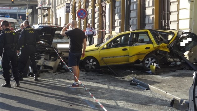 Nehoda v Hybernsk ulici, kde idi BMW naboural do zaparkovanch aut. Jedno z nich pot zranilo est chodc (20.7.2014)