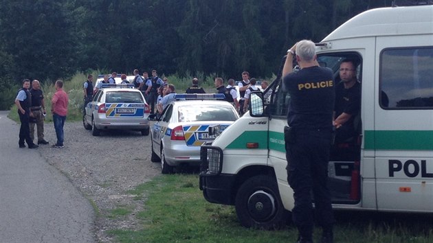 Policist u obce Mal Kyice na Kladensku ptraj po mladm mui, kter vyhrouje sebevradou (22.7.2014)