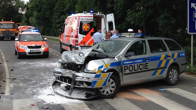 Nehoda volkswagenu a policejního auta v Dolních Beanech.