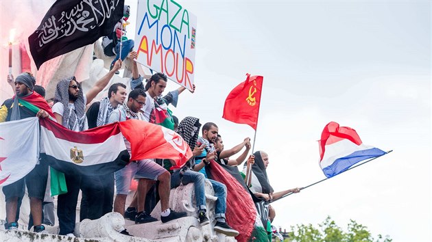 Ve Francii protesty perostly v nsil.