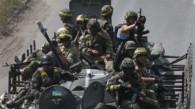 Ukrajinsk jednotky se pesouvaj u msta Konstantinovka (21. ervence 2014).