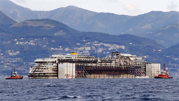 Remorkry vleou vrak lodi Costa Concordia do pstavu v Janov (27. ervence 2014).