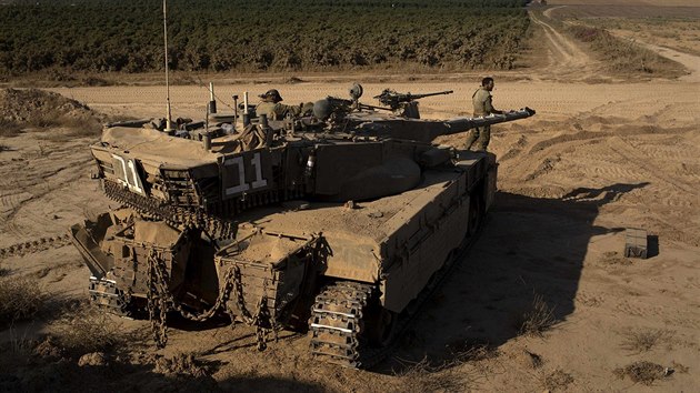 Posdka izraelskho tanku nasazen do boj proti palestinskm radiklm (27. ervence 2014).